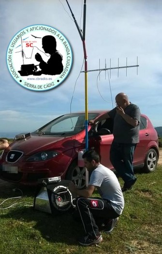 Jesús atiende la CB y Luis (EA7IWT) llama en UHF.