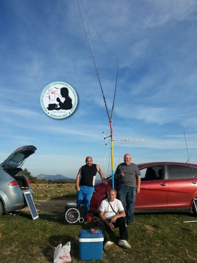 Fran, Paco y Luis posando al lado de las cañas de 'pescar'.